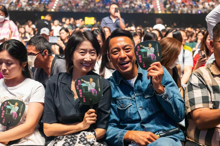 姜皓文（右）與老婆殷寧到場欣賞華仔演唱會，歡慶夫妻10月慶祝月。圖／台灣映藝提供