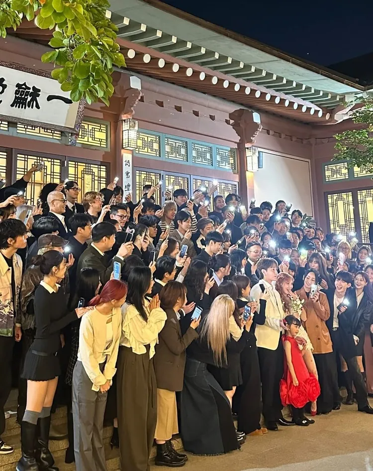 龍俊亨、泫雅婚禮大合照，所有人開起手機手電筒照亮新人。翻攝IG