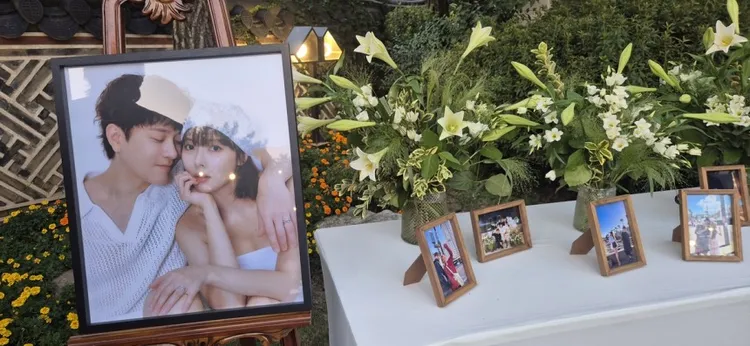 婚禮現場擺滿泫雅與龍俊亨私下的甜蜜合照。翻攝韓聯社