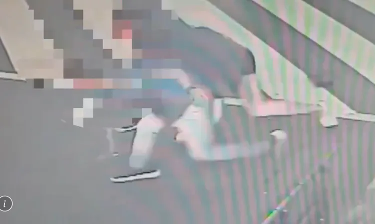 兩難晚間在大街道路上互毆，吸引過往路人目光。翻攝畫面