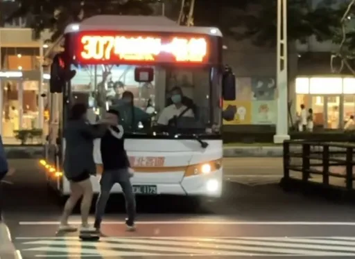 男同志情侶為萬元債務上演「街頭快打」 公車等在一旁尷尬畫面曝