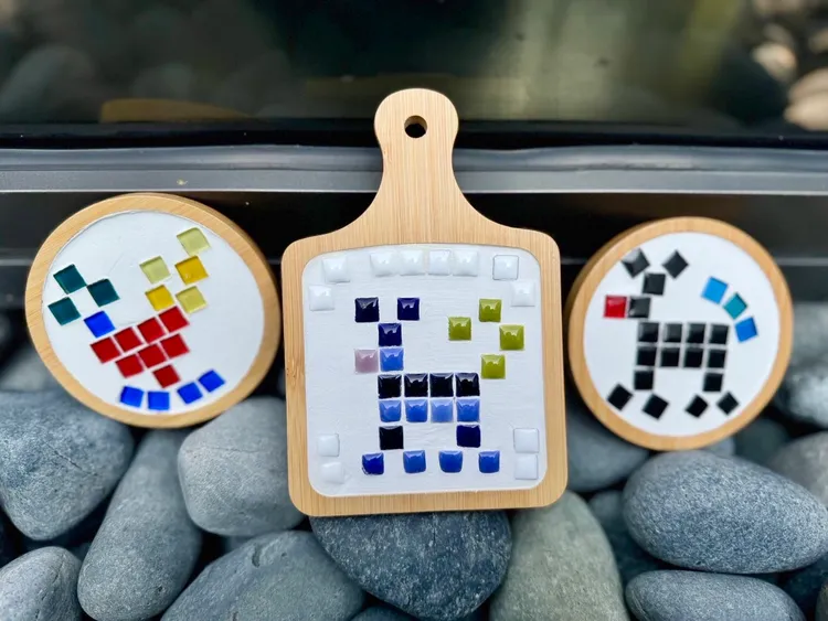 傳統西拉雅族十字繡紋飾轉化為馬賽克拼貼墊，親子手作添樂趣。館方提供