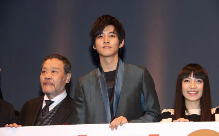 松坂桃李（中）表示還想與西田敏行（左）合作，卻再也無法圓夢。翻攝日本雅虎