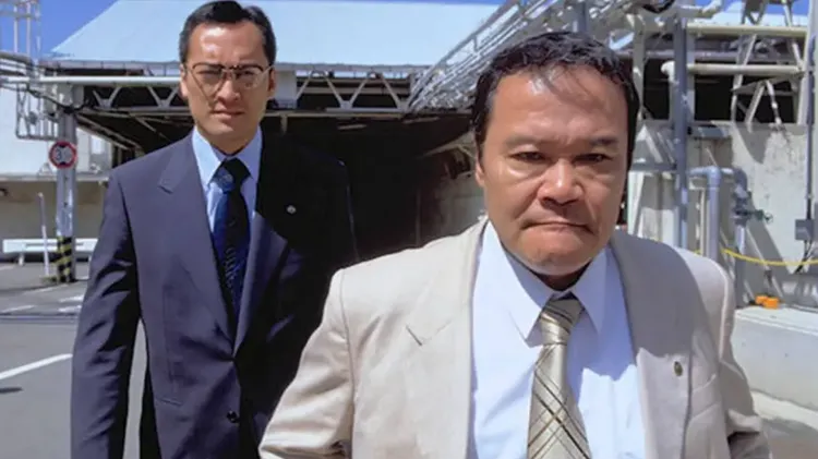 渡邊謙（後）在《太陽再次升起》與西田敏行合作，感嘆「又失去了喜愛的前輩」。劇照