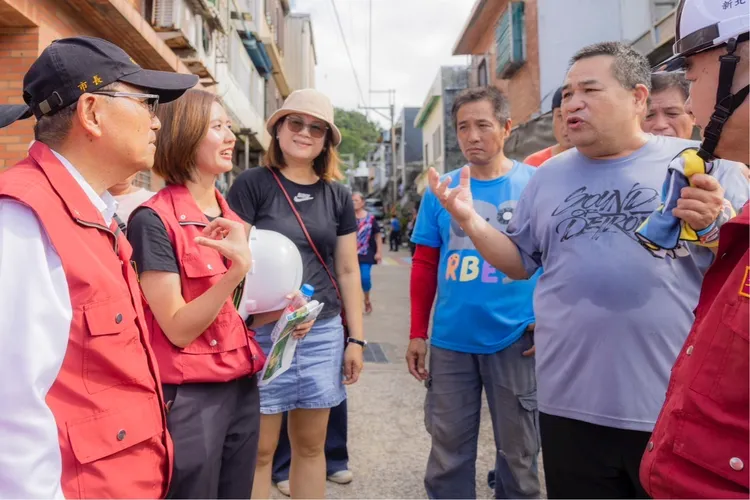 市長侯友宜（左1）與原民局局長Siku Yaway林瑋茜（左2）聽取阿美家園族人意見。原民局提供