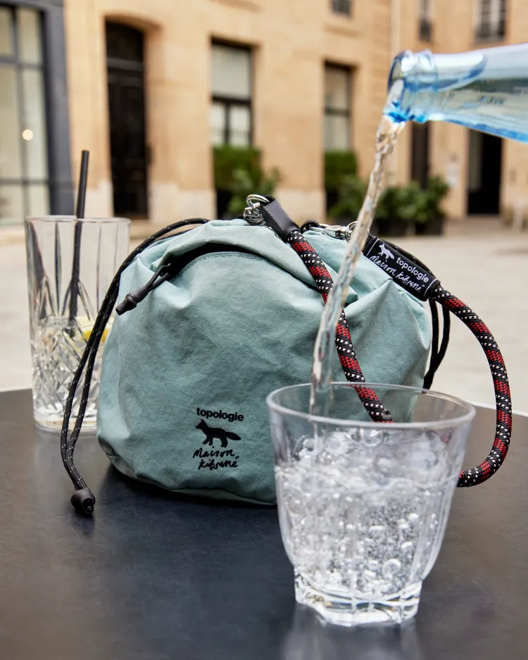 Maison Kitsuné x TOPOLOGIE雙面抽繩水桶包，2700元。品牌提供