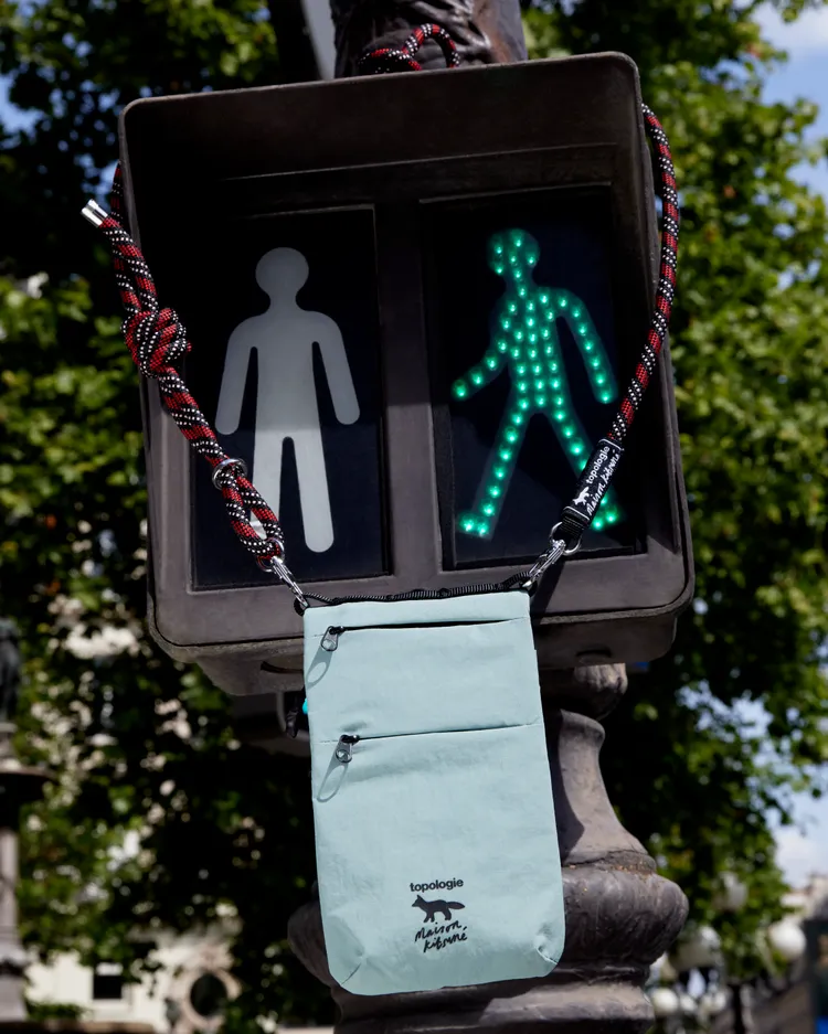 聯名系列透過繽紛視覺呈現出巴黎街頭的活力。品牌提供