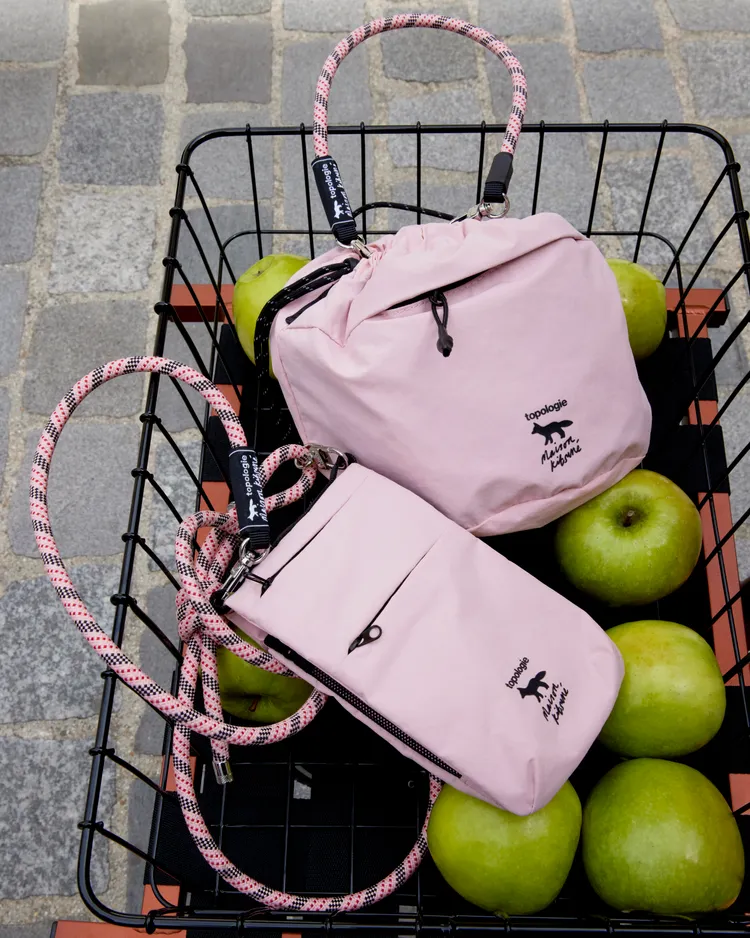 聯名款將Topologie標誌性配件注入Maison Kitsuné經典的柔美色調。品牌提供