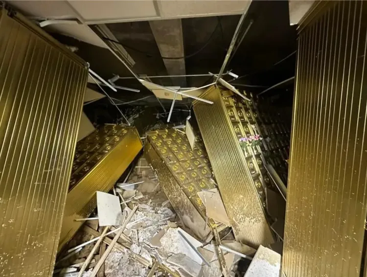 金山蓬萊陵園因山陀兒颱風侵襲發生土石流沖刷園區，造成塔內安放的骨灰塔牆倒塌。翻攝自Dcard