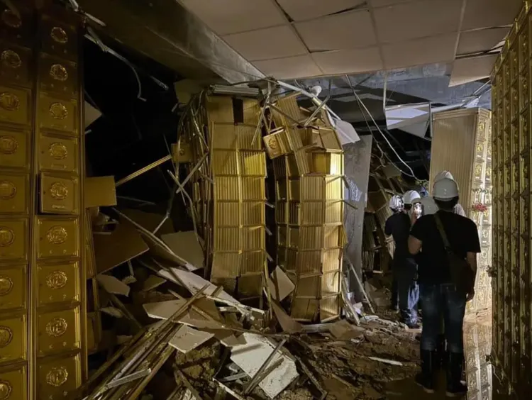 金山蓬萊陵園因山陀兒颱風侵襲發生土石流沖刷園區，造成塔內安放的骨灰塔牆倒塌。翻攝自Dcard