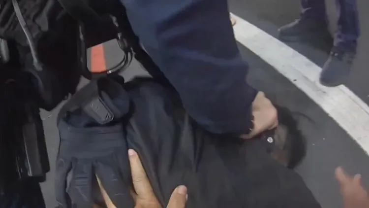 警方制伏失聯移工。八德警分局提供