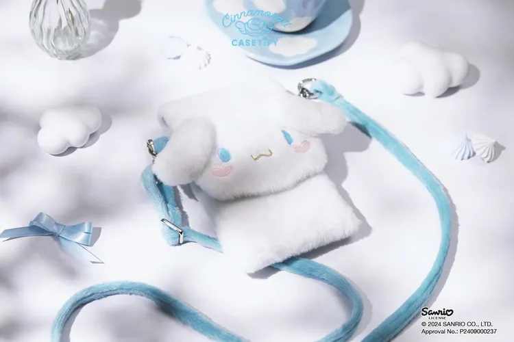 此次聯名系列還有大耳狗立體絨毛隨身包。CASETiFY提供