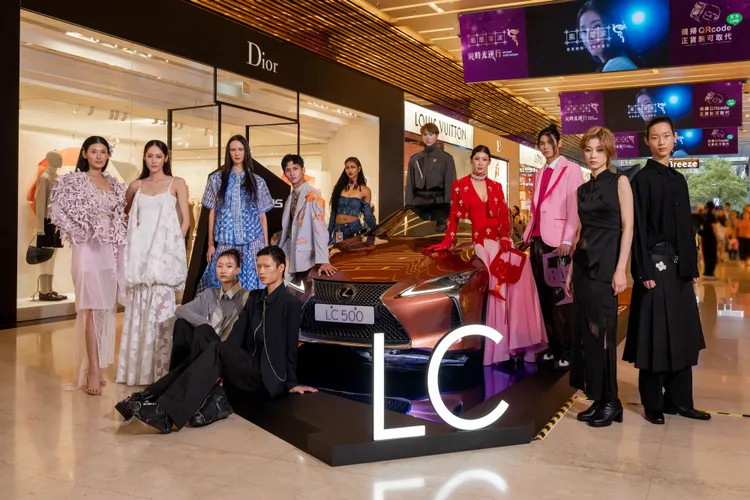 Lexus LC 500於微風信義東側大門展出，展現絕美車身姿態，與模特群合影。業者提供