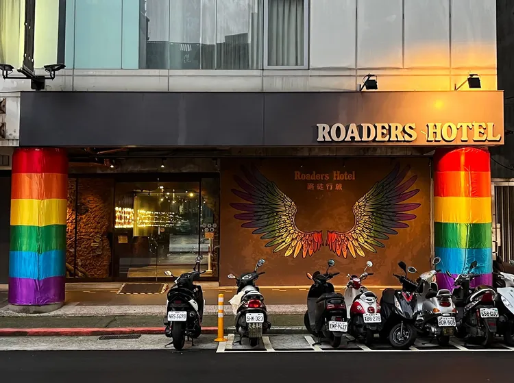 「路徒行旅 中華館」鄰近LGBT+友善西門商圈 入住雙人房型即贈「臺灣同志遊行期間限定禮品」。業者提供