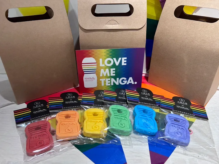 「臺灣同志遊行限定盲盒」內容包含嘻沐配方手工製成TENGA CUP 造型浴餅，並結合天然植物精油推出象徵性別友善的彩虹六色款式。業者提供