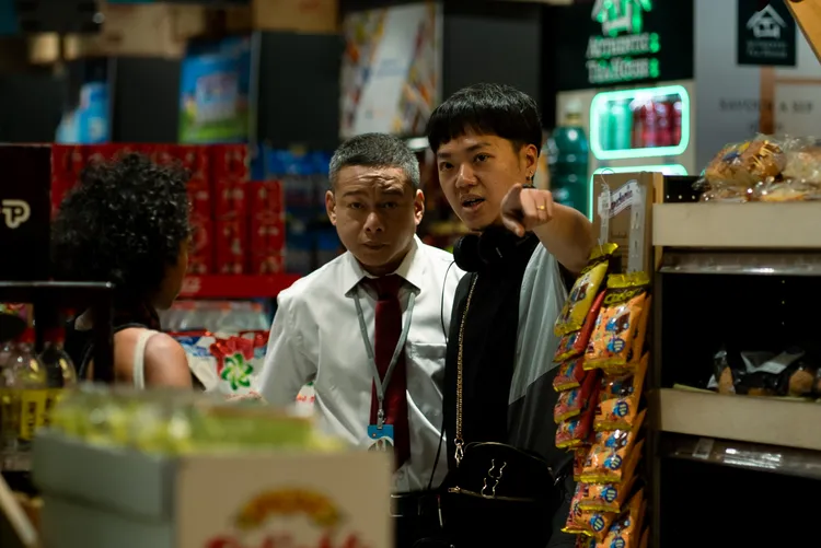 金馬影帝李康生在導演楊修華(右)新作《默視錄》中化身暗藏秘密的偷窺犯，細膩演技入圍本屆金馬獎最佳男配角。傳影互動提供