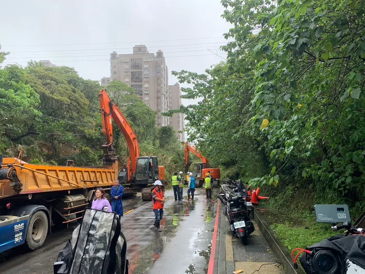 受大雨影響，新豐街一處邊坡日前發生大規模坍方。葉先鵬攝