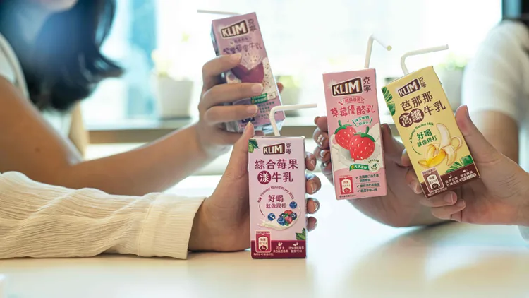 雀巢旗下克寧現打水果系列保久乳飲品再+1，「克寧綜合莓果·漾牛乳」酸甜新登場。業者提供