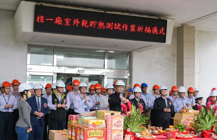 台電董事長曾文生前往1號機反應器廠房燃料池邊視查。台電提供