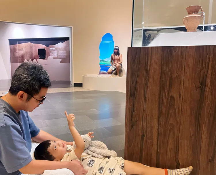 「夜宿博物館」讓民眾與人面陶罐等珍貴文物共度難忘的考古之夜。館方提供