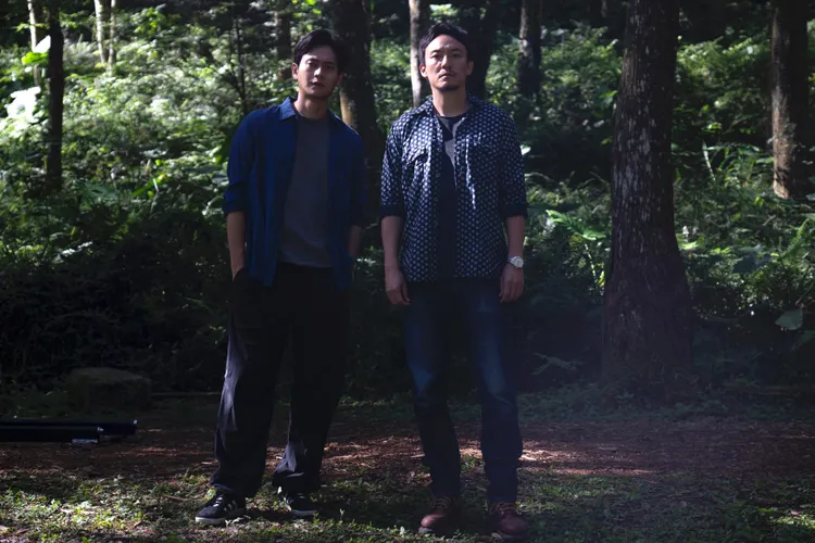 劉冠廷（左）在電影中成為張震（右）辦案的得力助手，戲裡戲外都把張震視為大哥般景仰。本地風光提供