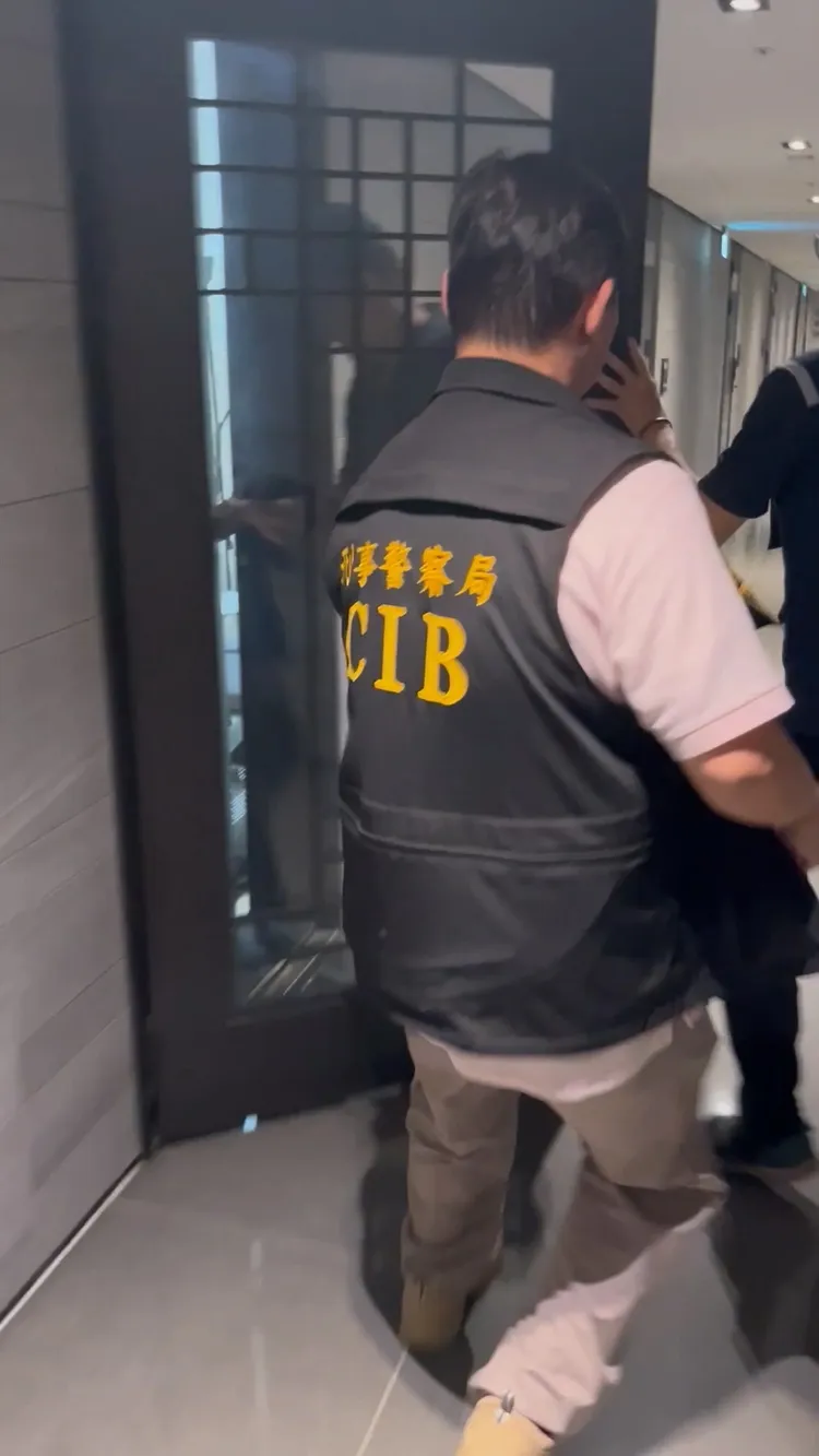 員警衝入地下醫美診所。翻攝畫面