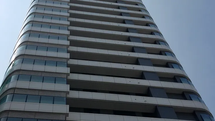 地下醫美工作室就位這棟門禁森嚴大樓的13樓內。凃建豐攝