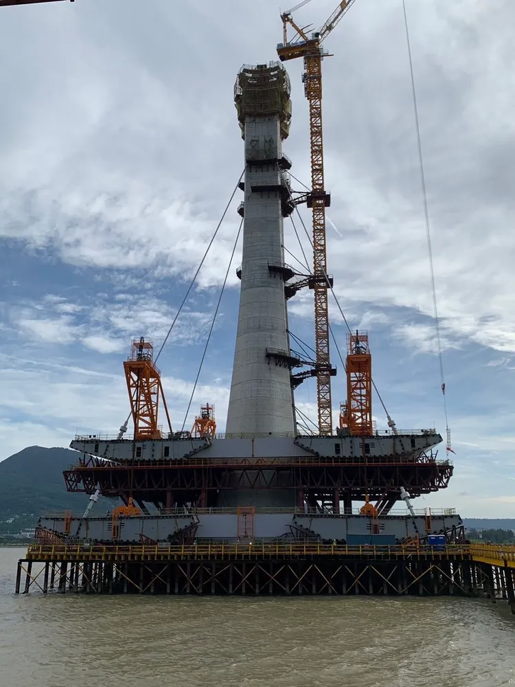 淡江大橋首對主塔懸臂鋼箱梁的起吊，代表大橋建設進入新階段。公路局提供