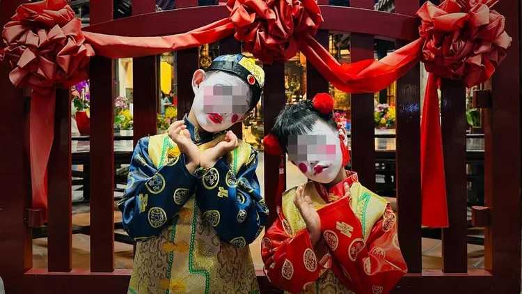 潘女將2個兒子扮成金童玉女，在南屯萬和宮媽祖廟拍照。翻攝臉書「爆廢公社」