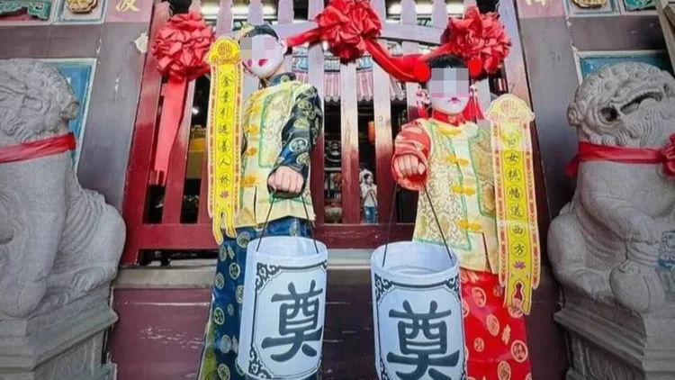 潘女讓兒子拿著有「奠」字的燈籠在萬和宮內拍照，被網友批評不尊重神明及廟方。翻攝臉書「爆廢公社」