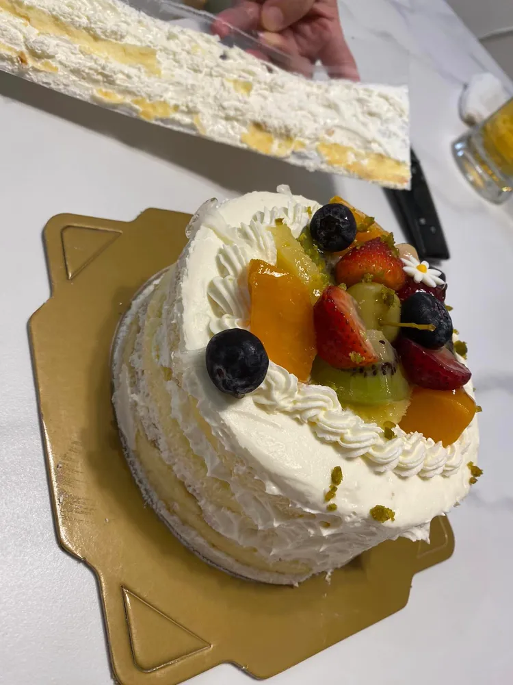 慶生蛋糕整圈奶油掉光。翻攝《汐止集團》臉書