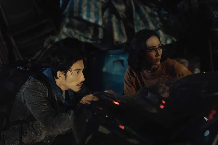 張鈞?與連炳發戲裡從彼此對立到互相合作。公視、中華電信、瀚草文創提供）