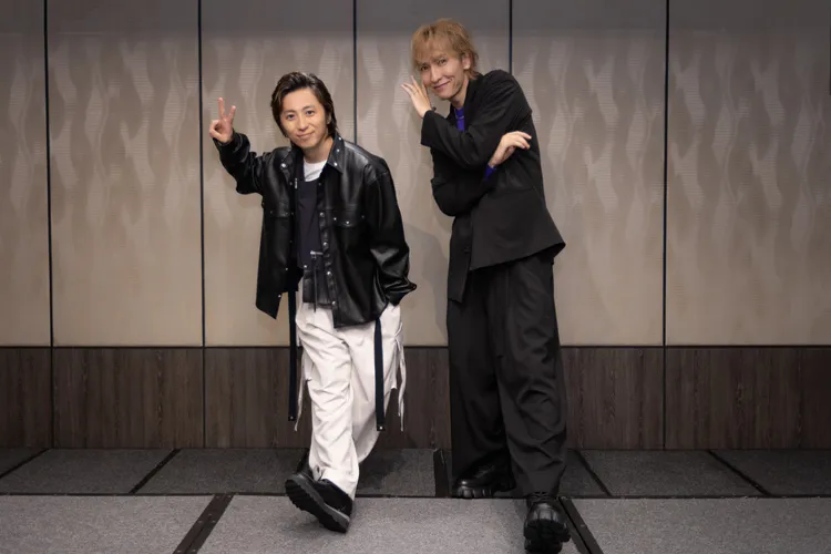 橘慶太（右）有一雙穿了20年的拖鞋，千葉涼平則是紅色運動服，但最近搬家丟了。G-MUSIC提供