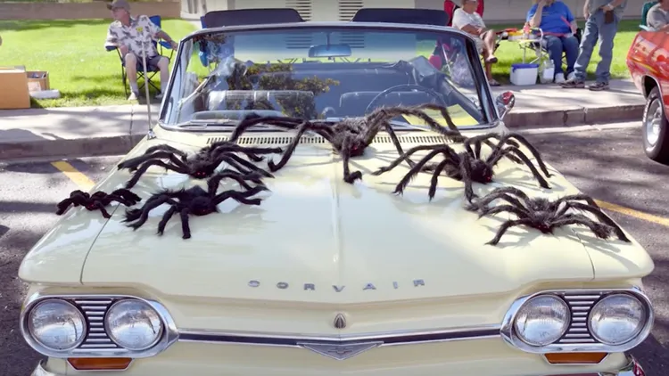 「狼毛腿」比賽中冠軍為，一名將復古車上裝飾狼蛛的女性。翻攝自Youtube@Straight Arrow News