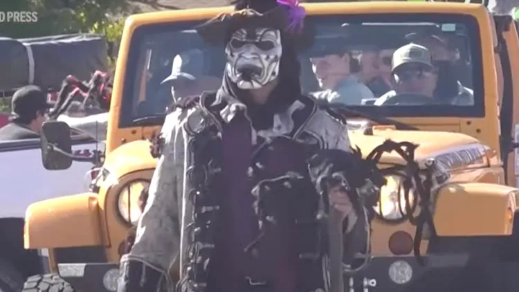 一位男子穿著狼蛛的衣服。Youtube@Straight Arrow News