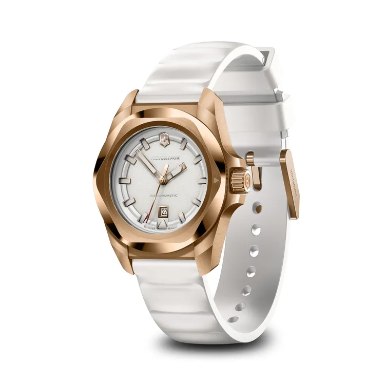 I.N.O.X. 32毫米石英腕錶、AISI 316L不鏽鋼玫瑰金PVD鋼錶殼及錶圈，2萬3000元。品牌提供