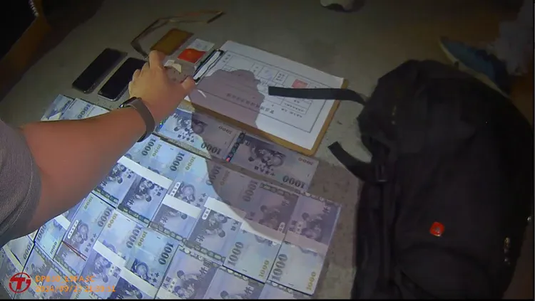 車手出面拿取300萬元贓款被逮捕，其中只有2千元是真鈔，其餘均為餌鈔。民眾提供