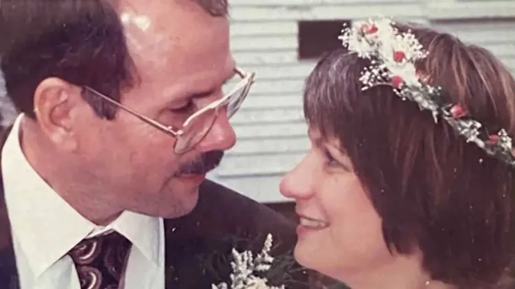 帕梅拉夫妻結婚照。翻攝自《紐約郵報》