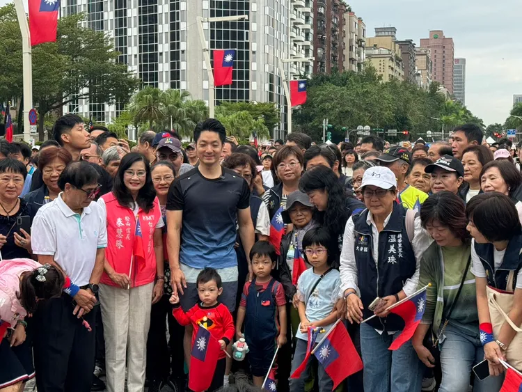 蔣萬安帶2寶、3寶與市民一同跳操。記者張綵茜攝