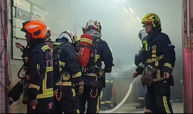 消防人員撲滅火勢，未造成傷亡。民眾提供