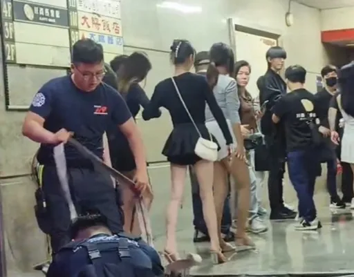 台中商業大樓深夜火警 濃煙逼出成排酒店妹路邊秀美腿