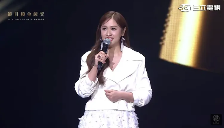 吳姍儒產後首秀，開場就開老爸吳宗憲玩笑。翻攝金鐘獎YT