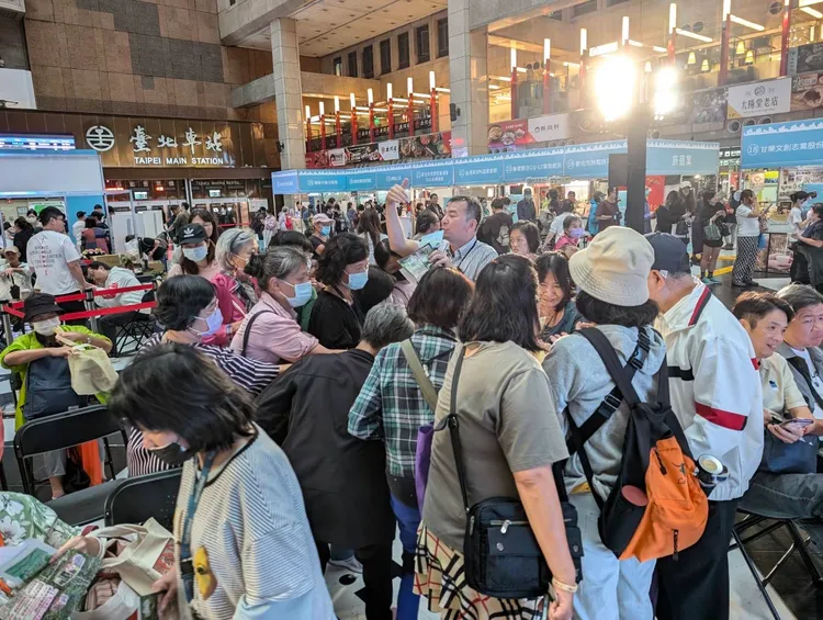 活動現場民眾詢問熱絡，業者介紹自家商品特色。觀光局提供