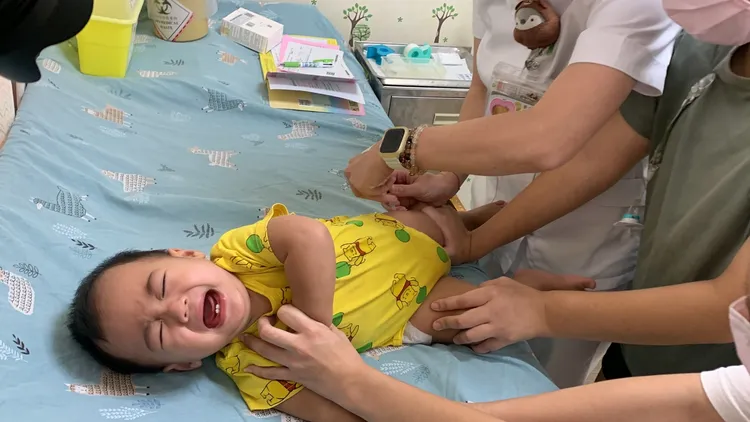 李德敏提醒家長帶6個月以上新生兒接種流感、新冠雙疫苗，避免感染病毒遭受併發重症威脅。台中醫院提供