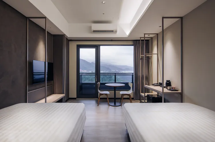 OA Hotel 沙沙坐享雙床房，房間以沙灘色作為設計基調，搭配窗外一望無際的大海配上沙灘，室內外融為一體。業者提供