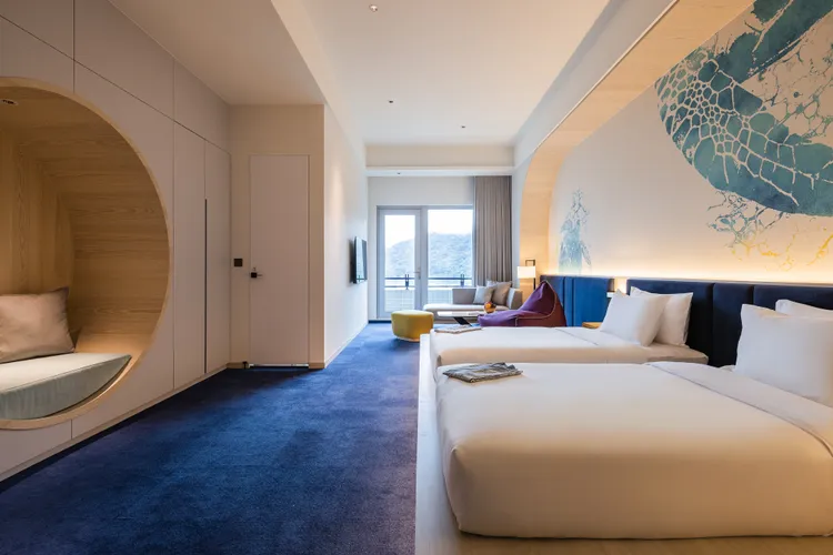 「景觀客房(兩小床)」16坪寬敞舒適空間，將山中的綠意、寧靜、空氣都引入房裡，房內特別設計圓形山洞，作為大小朋友的秘密基地，享受靜謐山嵐之美。業者提供