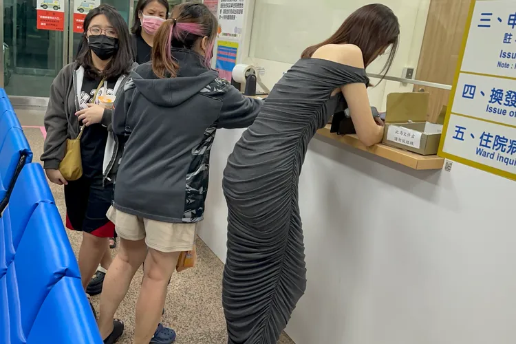 詹仁雄小16歲的老婆小Mei得知消息後，離開前往內湖三總幫老公辦理急診手續。特勤中心攝