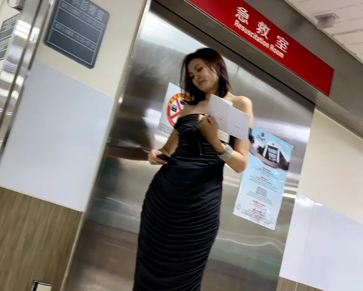 詹仁雄老婆小Mei拿著病歷資料在急救室外等候。特勤中心攝