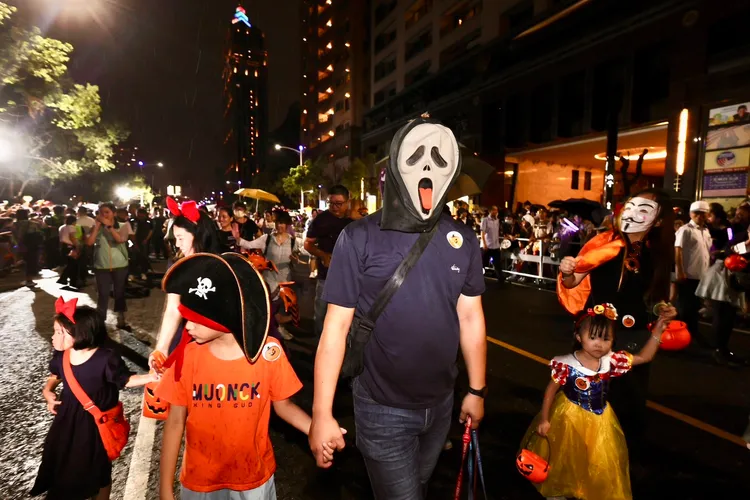 民眾展現各式各樣萌鬼扮裝，發揮無限創意與巧思、盡情搞怪。市府提供