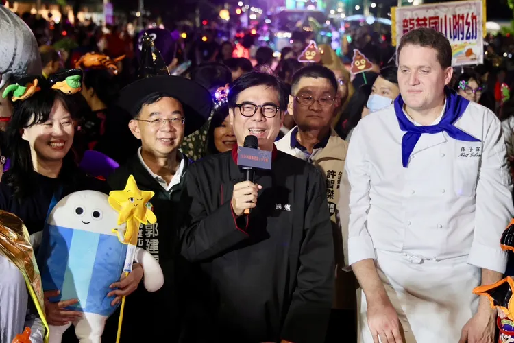 市長陳其邁巧扮黑白大廚黑湯匙與大小朋友遊街同樂。市府提供